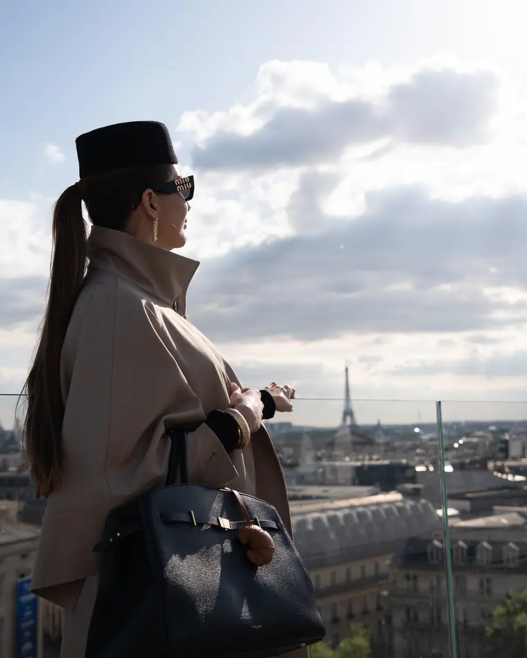 Portrait photographer in Paris: a view to the Eiffel Tower
