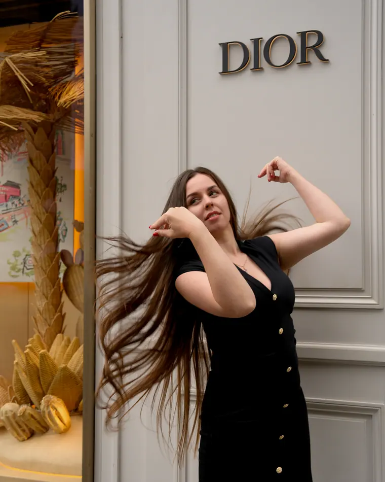 Solo photoshoot in Paris by a luxury boutique