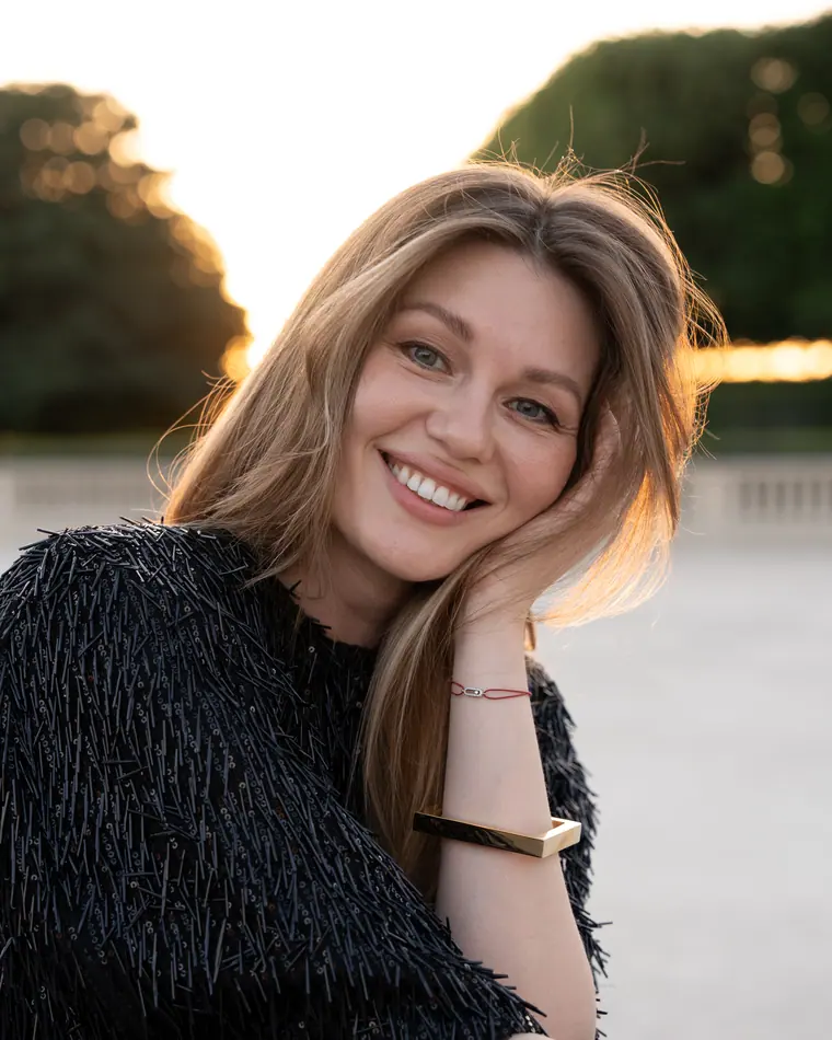 Solo photoshoot in Paris in the Tuileries Garden at sunset